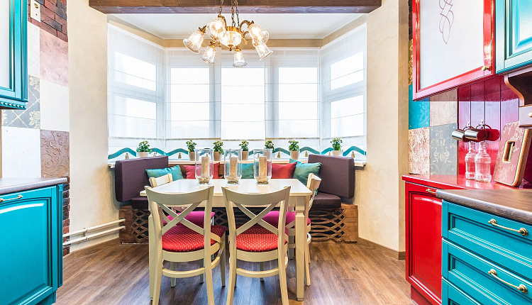 Кухня в бирюзе и рубинах