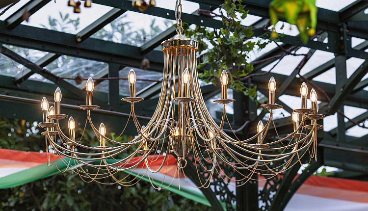 Люстры Favourite на Манежной площади