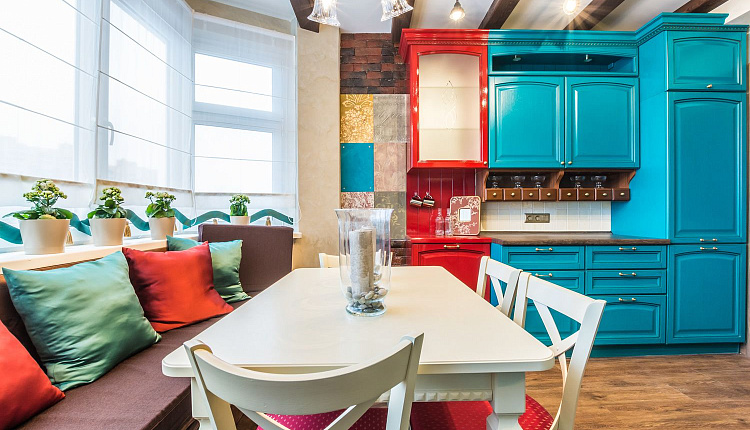 Кухня в бирюзе и рубинах