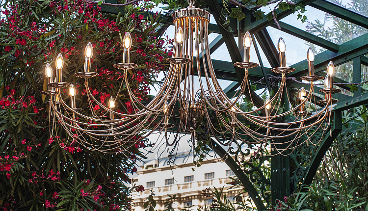 Люстры Favourite на Манежной площади