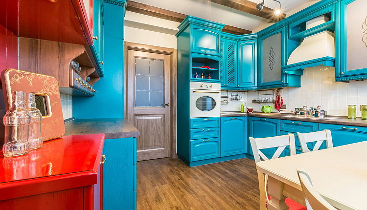 Кухня в бирюзе и рубинах